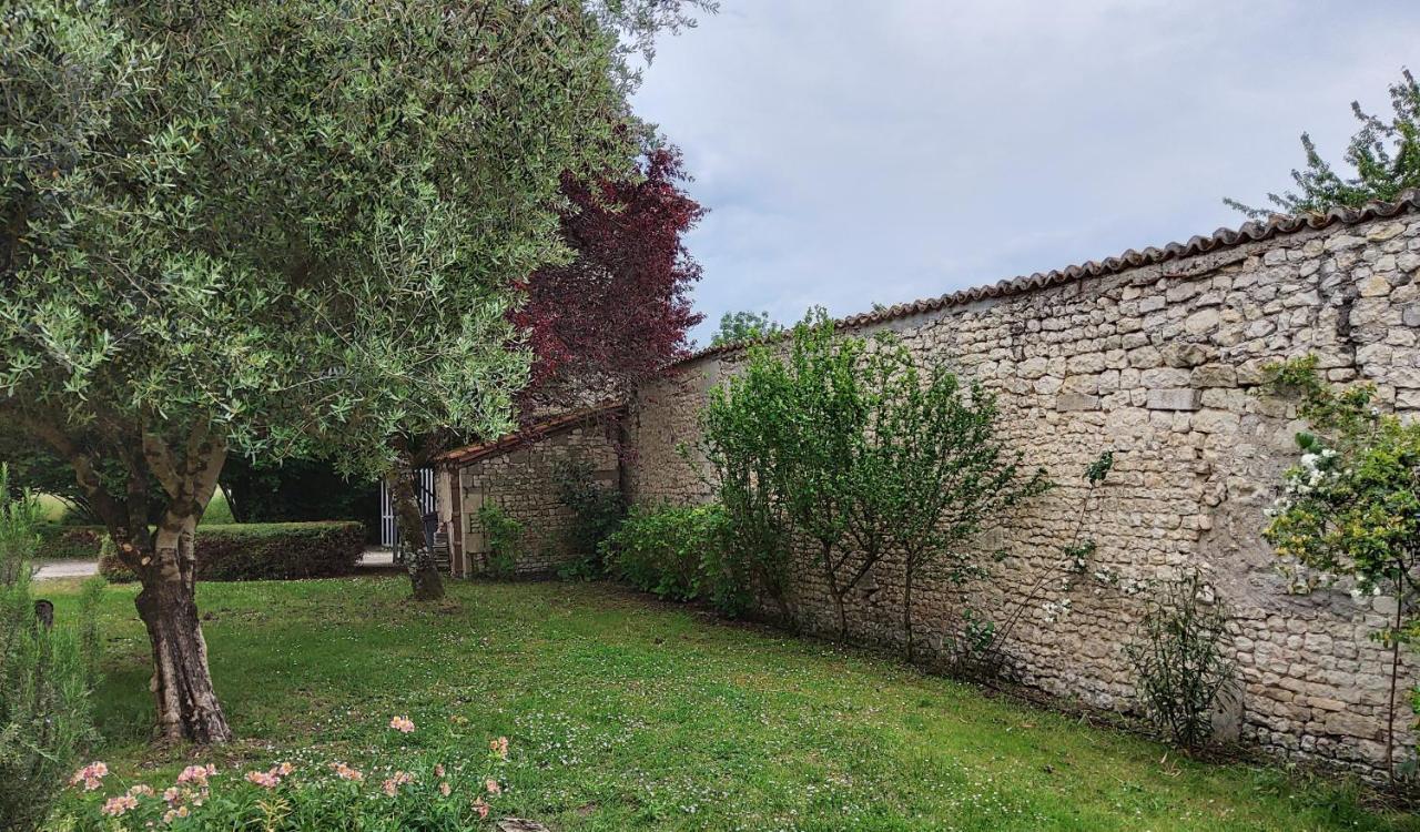 Domaine De Pladuc Bed & Breakfast Lachaise Bagian luar foto