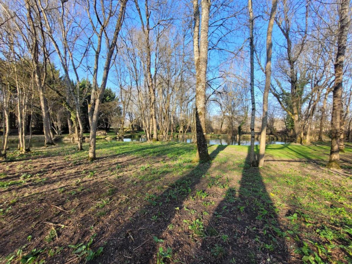 Domaine De Pladuc Bed & Breakfast Lachaise Bagian luar foto