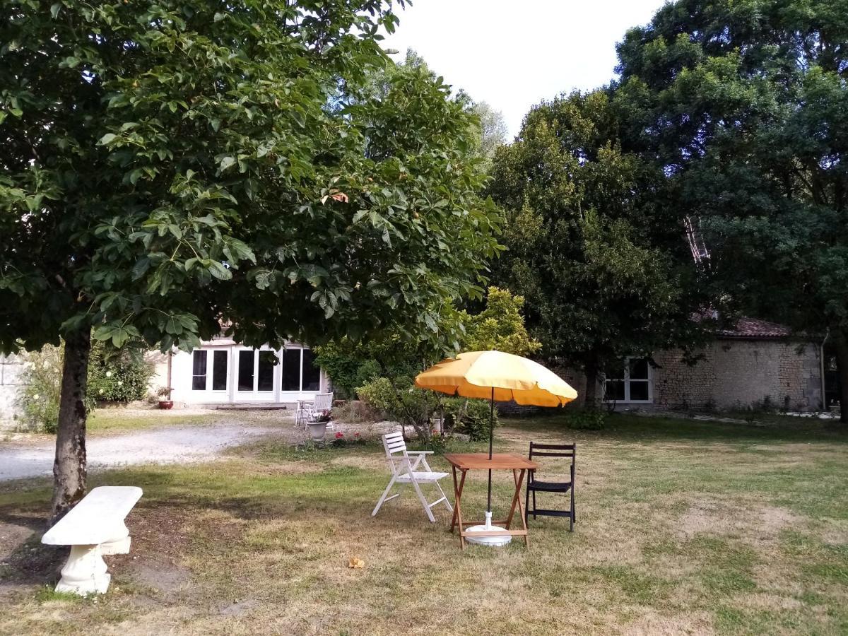Domaine De Pladuc Bed & Breakfast Lachaise Bagian luar foto